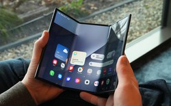 Samsung ném bóng thép vào màn hình OLED gập để chứng minh độ bền