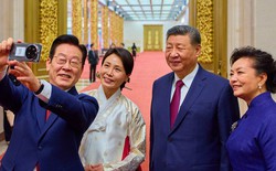 Tổng thống Hàn Quốc Lee Jae-myung selfie cùng Chủ tịch Trung Quốc Tập Cận Bình bằng smartphone Xiaomi được tặng, khen chất lượng ảnh