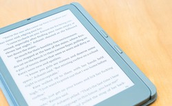Ốp lưng Kindle mới của Amazon gây sốt cộng đồng nhờ tích hợp nút bấm lật trang vật lý