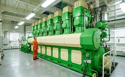 Tại sao động cơ ô tô có số lượng xi-lanh chẵn, trong khi động cơ tàu thủy khổng lồ lại vô tư chạy số lẻ?
