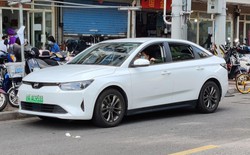 Hãng xe sập là như thế nào? 8 chiếc xe còn mới bán đấu giá 91 triệu đồng một chiếc, sửa không được, bán không xong