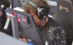 Giải mã thói quen kỳ lạ của game thủ chuyên nghiệp: Tại sao họ lại "dí mắt" vào màn hình khi thi đấu?