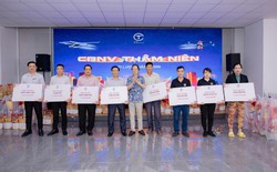 Nhiều tạp vụ, bảo vệ bật khóc khi nhận thưởng Tết là một lượng vàng 9999