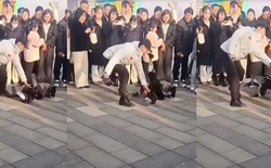 Robot hình người của Trung Quốc mất kiểm soát, đá chảy máu mũi người điều khiển giữa đám đông