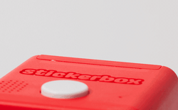 Sau hàng loạt thất vọng về AI, một chiếc hộp in sticker 9,5 cm lại ra đời và khiến giới công nghệ bất ngờ