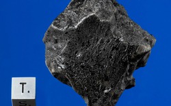 Không cần phá hủy mẫu vật, giới khoa học tìm thấy "mạch máu" của sự sống trong khối đá cổ nhất Hệ Mặt Trời