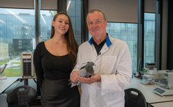 Chuyện thật như đùa: Nga thử nghiệm gắn chip điều khiển vào não chim bồ công để dùng làm công cụ giám sát