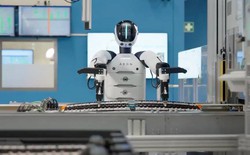 BMW đưa robot hình người vào nhà máy châu Âu, tham vọng bứt tốc giữa cuộc đua sản xuất 5 triệu tỷ USD