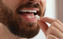 Nhai kẹo cao su có thực sự giảm hôi miệng không?