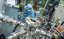 Úc tạo ra pin lượng tử đầu tiên trên thế giới: phá vỡ mọi quy luật thông thường, pin càng lớn, sạc càng nhanh