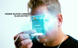 HONOR trình diễn Blade Battery 7.000 mAh - Viên pin "mỏng như lưỡi dao" dùng cho điện thoại gập tương lai