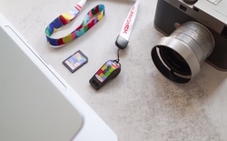 Cận cảnh USB và thẻ nhớ SanDisk FIFA World Cup 2026 Edition dành cho fan môn thể thao vua