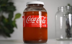Youtuber biến Coca Cola thành rượu bằng mật ong, nói vị giống caramen và chút táo, quế