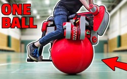 Chiếc xe máy dị nhất thế giới, có thể di chuyển theo mọi hướng nhờ vào một quả cầu!