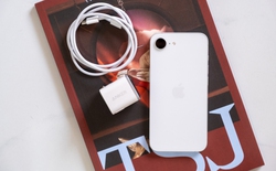 Trên tay củ sạc tích hợp màn hình thông minh, có AI quản lý sạc, giá 550.000 đồng