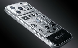 Caviar ra mắt iPhone 17 Pro phiên bản "iPhone 2007", gắn thẳng một mảnh bo mạch của iPhone đời đầu vào mặt lưng