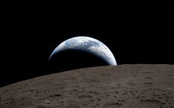 Phi hành gia Artemis II chụp ảnh Mặt Trăng đẹp "ngoài mong đợi": Bí mật đến từ 20 giờ huấn luyện và chiếc máy ảnh 10 năm tuổi