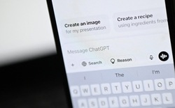 Mô hình toán học của MIT cho thấy: Sự "ba phải" của AI như ChatGPT đang cuốn người dùng vào vòng xoáy hoang tưởng