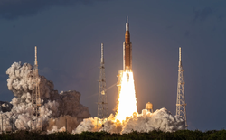 National Geographic ghi lại được những khoảnh khắc "ngất ngây lòng người" trong ngày nhân loại trở lại Mặt Trăng