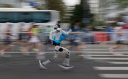 Từ múa quạt, biểu diễn võ thuật đến phá kỷ lục marathon  thế giới: Robot không còn 'trình diễn' mà đã bắt đầu học được cách vượt qua giới hạn của con người
