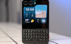 Sinh viên Việt “độ” Galaxy Z Flip5 thành BlackBerry Porsche Design: Bàn phím QWERTY vật lý, vỏ tự in 3D, có hẳn... hai cổng sạc USB-C