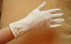 Phát hiện chấn động: Găng tay phòng thí nghiệm chính là thủ phạm làm sai lệch dữ liệu đo lường vi nhựa