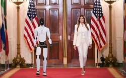 Đệ nhất Phu nhân Melania Trump sánh bước cùng robot