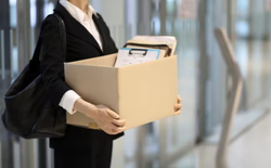 Tốn công xin vào ngân hàng để rồi bị đuổi “phút mốt” vì AI: Nỗi đau của hàng nghìn nhân sự ngành tài chính khi công ty lãi kỷ lục nhưng vẫn sa thải lao động