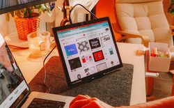 Màn hình di động gập đôi vừa túi xách nhỏ, giá khoảng 34 triệu đồng