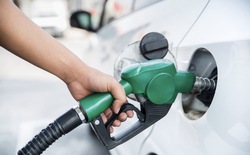 Chuyên gia chỉ rõ: Xăng E10 không hẳn gây hại cho động cơ, nhưng thói quen của nhiều tài xế mới là điều đáng lo ngại