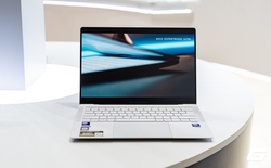 Gen Z không còn chấp nhận những chiếc laptop văn phòng “dày, nặng và chậm”: Thị trường doanh nghiệp Việt Nam đang thay đổi ra sao?