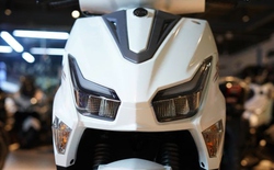 Đổ đầy bình chạy 400km, cốp rộng thênh thang, SYM ECHS 125 phả hơi nóng lên Yamaha FreeGo