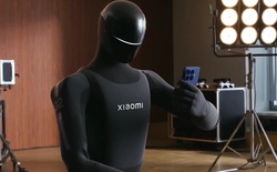 Xiaomi cho robot lên sân khấu trình diễn chụp ảnh với 17T Pro: Biết bấm zoom, bấm chụp là đã giỏi
