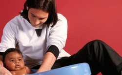 19 năm trước, Messi từng tắm cho cậu bé 5 tháng tuổi này: Giờ cả hai có thể đối đầu ở chung kết World Cup 2026