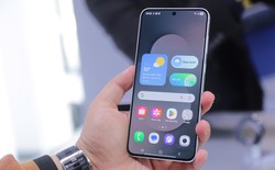 Cầm điện thoại nhiều có gây biến dạng ngón út?