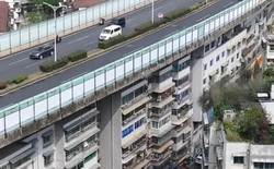Kỳ lạ đô thị Trung Quốc: Đường cao tốc chạy rầm rộ ngay trên mái hàng chục tòa nhà chung cư