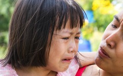 Khoa học não bộ cảnh báo: Hành động này của cha mẹ đang "làm hỏng" vùng vỏ não trước trán của trẻ!