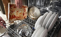 Vì sao máy rửa bát chạy xong mà bát đĩa vẫn bẩn? Thợ sửa chữa chỉ ra 1 nguyên nhân nhiều người bỏ qua