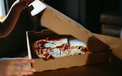 Thanh niên đối mặt 8 năm tù giam vì trò đùa quái gở: Đặt hàng trăm chiếc pizza giao đến các địa chỉ ngẫu nhiên