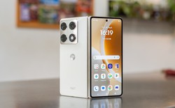 Cận cảnh Motorola Razr Fold: Kẻ đến sau nhưng không hề tỏ ra dè dặt