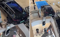 Nhầm chân ga, chiếc Mercedes lao xuyên lan can trung tâm thương mại, suýt rơi xuống tầng dưới