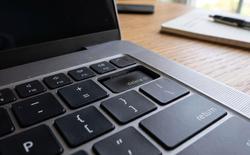 Vì một phím bị kẹt, chiếc MacBook Pro M5 Max suýt khiến chủ nhân tốn gần 900 USD tiền sửa