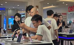 Galaxy Z Fold8 tạo cảnh tượng hiếm thấy trong ngày mở bán tại VN: Khách đông như mở bán iPhone, nhà bán lẻ ghi nhận sức hút gấp đôi thế hệ trước