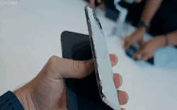 Ngắm cận cảnh iPhone Duo giá trăm triệu, gập mở êm ái, mỏng dính sang xịn