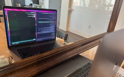 Chiếc MacBook cũ tự soi gương, dùng AI để sửa driver đồ họa cho chính mình