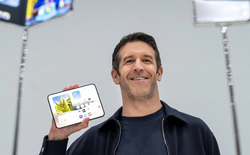 Tại sao CEO John Ternus là người giới thiệu iPhone Duo? Bằng sáng chế 15 năm trước hé lộ nguyên nhân