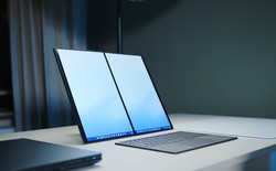 Rời văn phòng là mất luôn "nửa bàn làm việc": Người quen dùng 2 màn hình xoay xở thế nào khi phải làm việc bên ngoài?