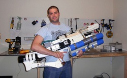 Anh chàng này chế được khẩu railgun tại nhà bằng máy in 3D, bắn được cả đạn plasma