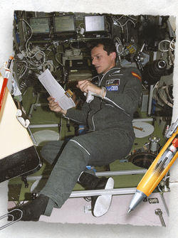 Hóa ra chuyện NASA tốn tiền nghiên cứu bút viết trên vũ trụ và