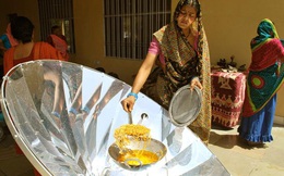 Ấn Độ: Cả ngôi làng nấu ăn bằng năng lượng mặt trời để cứu rừng